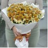 21 оранжевая хризантема Дориа Оранж с ромашкой